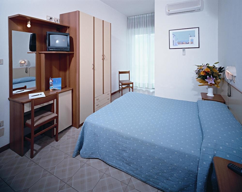 Hotel Madrid Ρίμινι Εξωτερικό φωτογραφία