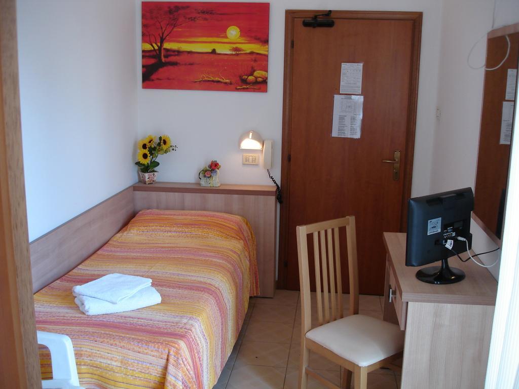 Hotel Madrid Ρίμινι Εξωτερικό φωτογραφία