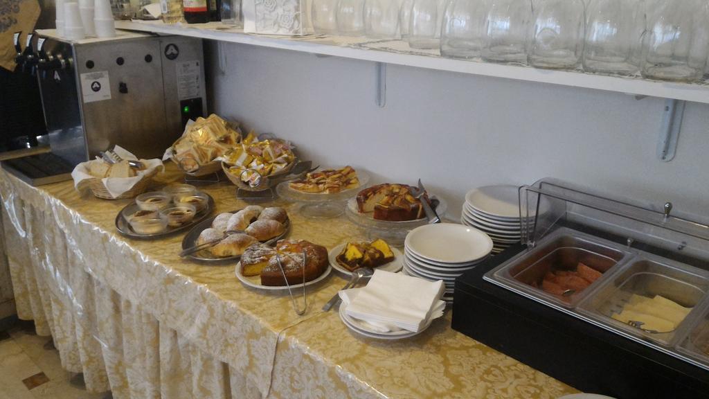 Hotel Madrid Ρίμινι Εξωτερικό φωτογραφία